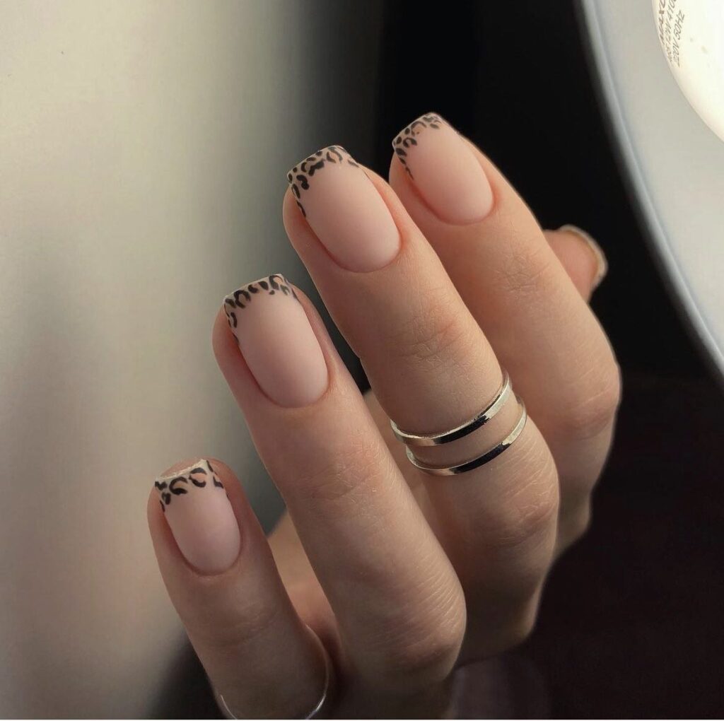 Модный маникюр matte на короткие ногти 2022